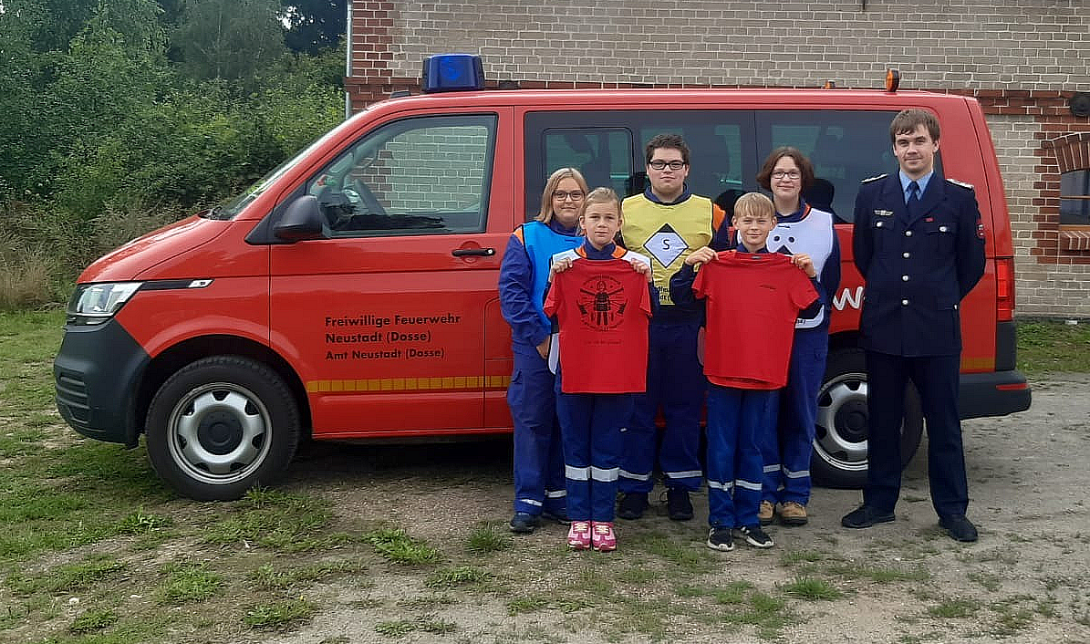 Übergabe der T-Shirts Sparkasse Neustädter Jugendfeuerwehr